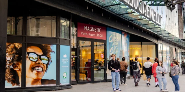 Affichage au centre commercial Beaugrenelle à Paris