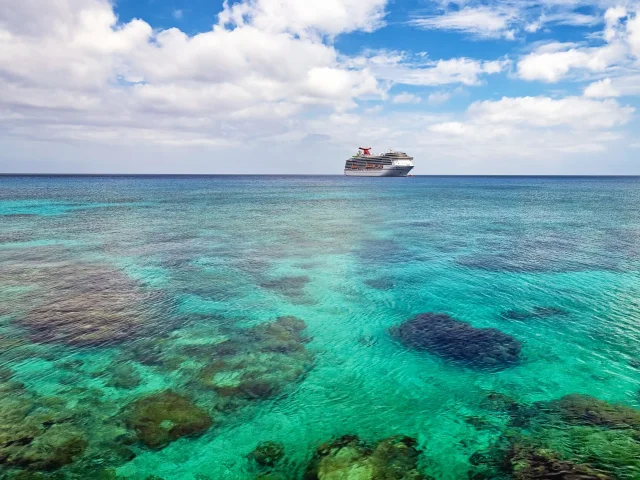 Bateau de croisière à Maré, Nouvelle-Calédonie