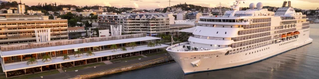 Bateau de croisière sur le Quai Ferry, Nouméa
