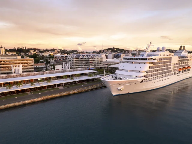 Bateau de croisière sur le Quai Ferry, Nouméa