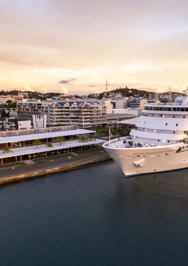 Bateau de croisière sur le Quai Ferry, Nouméa