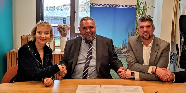 Michaël Forrest, Président de NCT, entouré de Carole Bednarek, Déléguée France/Europe de Aircalin, et de Patrick Biggerstaff, Directeur général France de Singapore Airlines, lors de la signature de la nouvelle convention de partenariat 2023/24 entre les 3 partenaires.