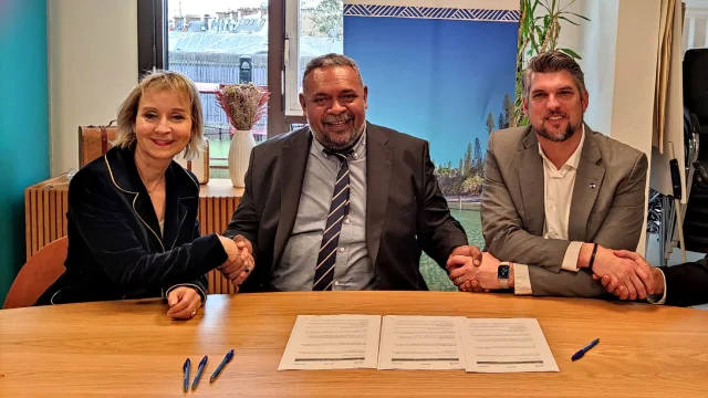Michaël Forrest, Président de NCT, entouré de Carole Bednarek, Déléguée France/Europe de Aircalin, et de Patrick Biggerstaff, Directeur général France de Singapore Airlines, lors de la signature de la nouvelle convention de partenariat 2023/24 entre les 3 partenaires.