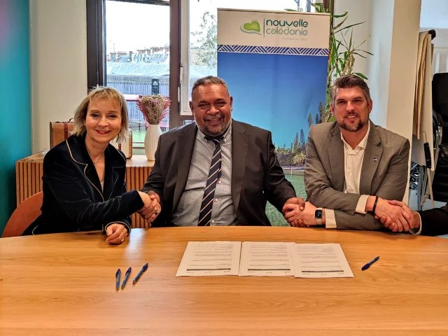 Michaël Forrest, Président de NCT, entouré de Carole Bednarek, Déléguée France/Europe de Aircalin, et de Patrick Biggerstaff, Directeur général France de Singapore Airlines, lors de la signature de la nouvelle convention de partenariat 2023/24 entre les 3 partenaires.