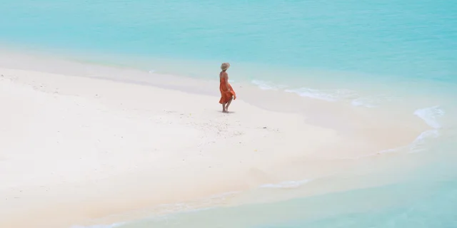 Touriste Sur Une Bande De Sable 