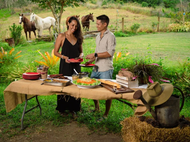 Partager un repas broussard dans une ferme en Nouvelle-Calédonie