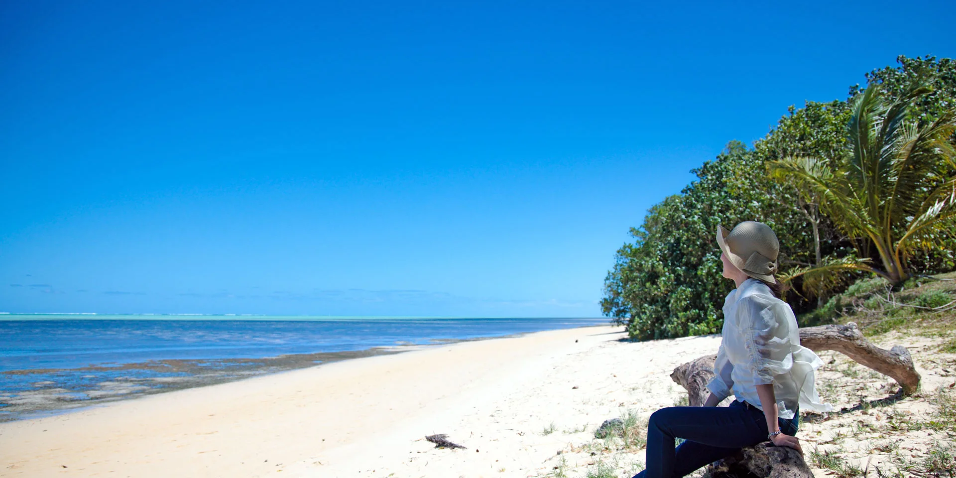 Touriste japonaise sur la plage de Poé