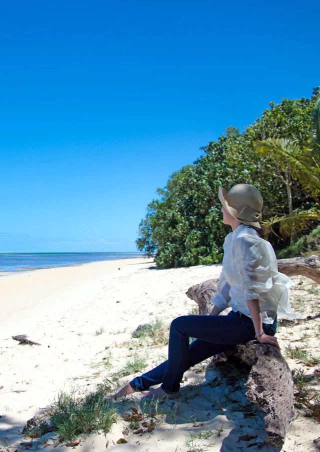 Touriste japonaise sur la plage de Poé