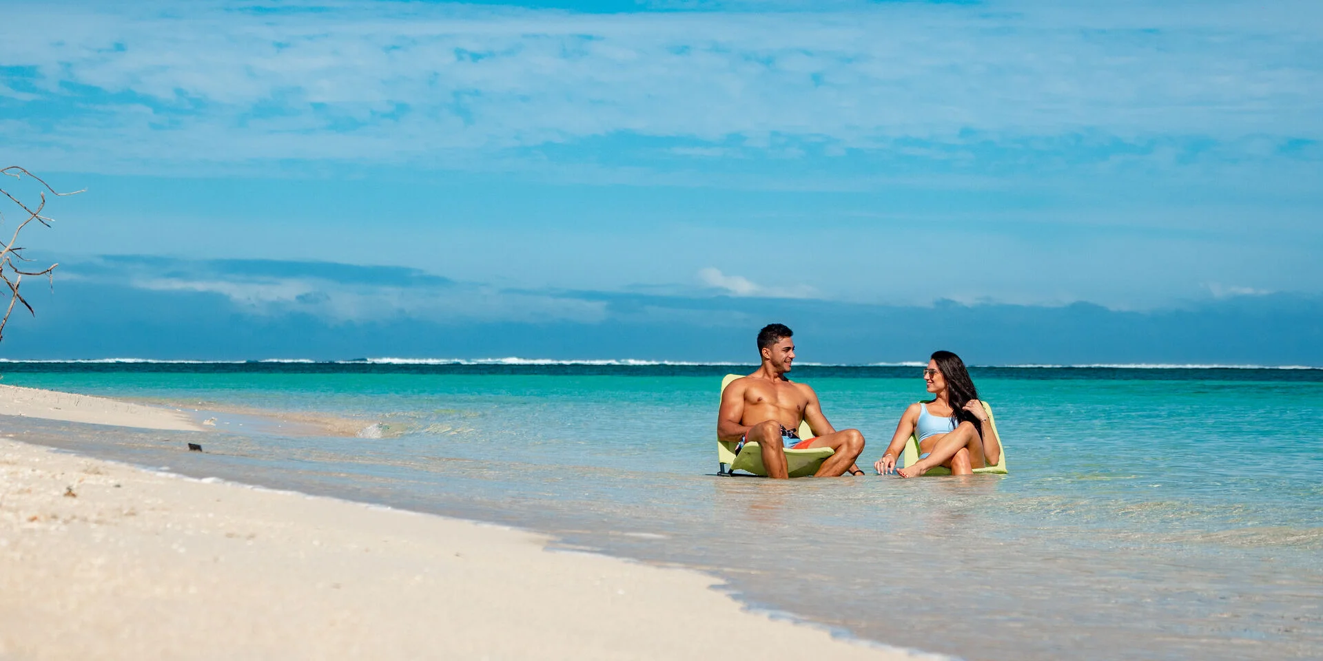 Couple assis dans l'eau, Nouvelle-Calédonie