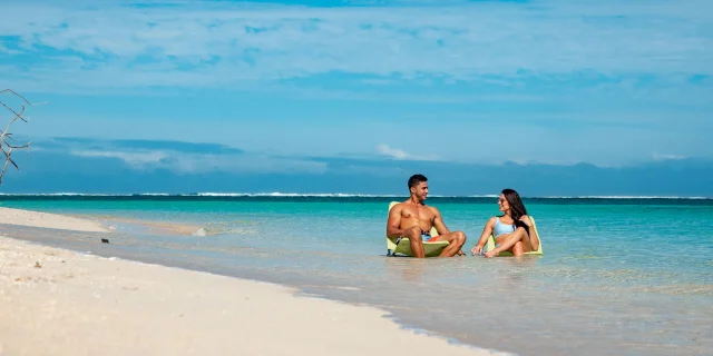 Couple assis dans l'eau, Nouvelle-Calédonie
