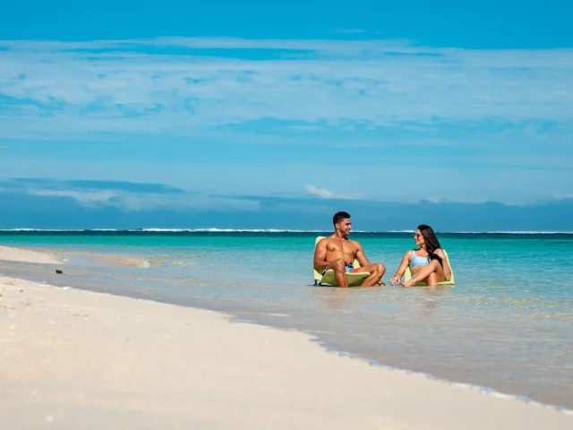 Couple assis dans l'eau, Nouvelle-Calédonie