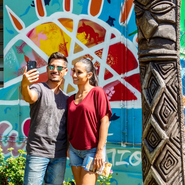 Selfie devant street art en Nouvelle-Calédonie