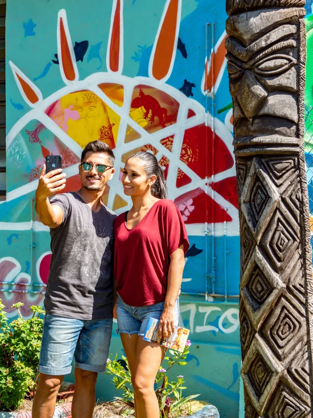 Selfie devant street art en Nouvelle-Calédonie