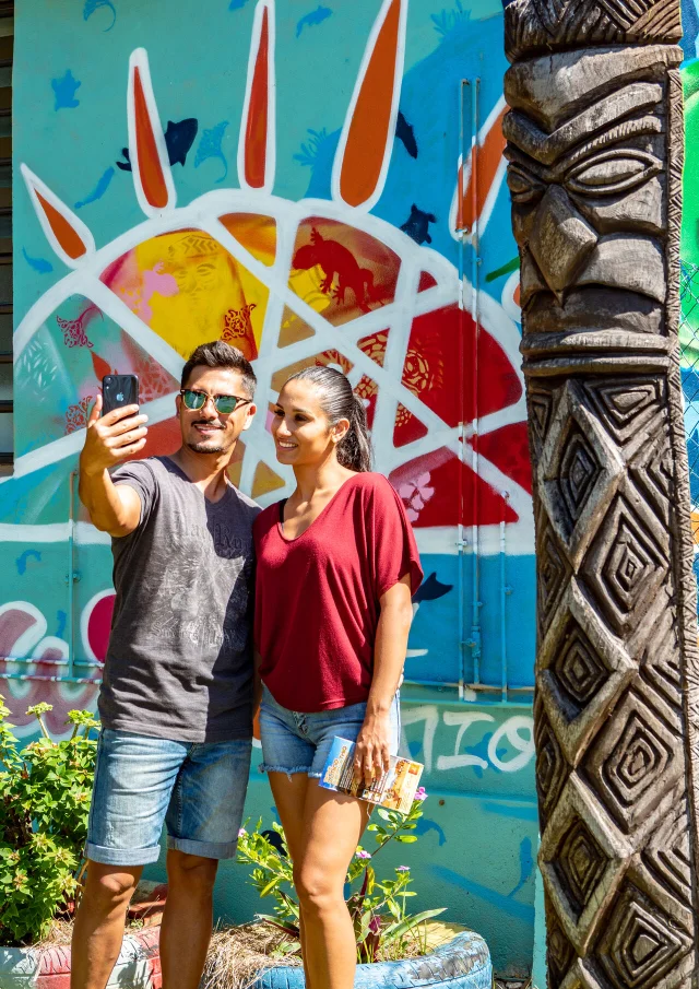 Selfie devant street art en Nouvelle-Calédonie