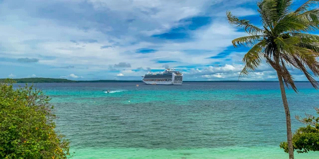 Bateau de croisière à Lifou