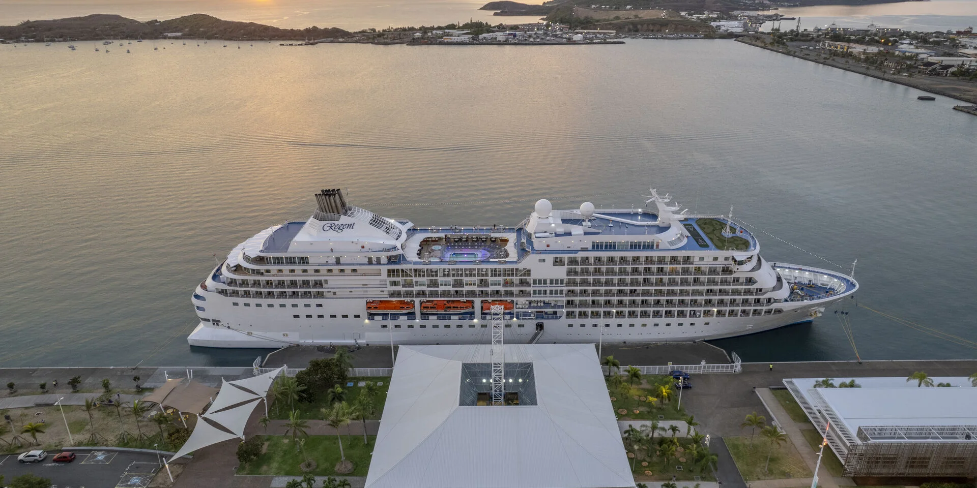 Bateau de croisière à Nouméa