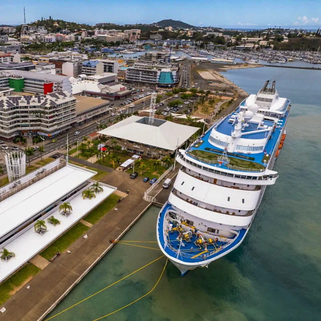Bateau de croisière à la gare maritime de Nouméa