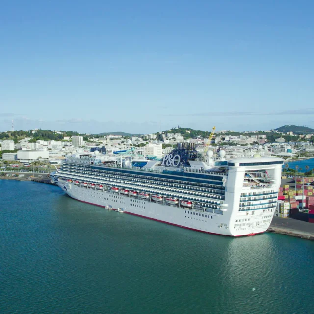 Bateau de croisière au Quai des conteneurs à Nouméa