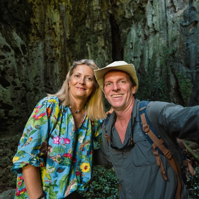 Touristes australiens à la grotte du diable, à Lifou
