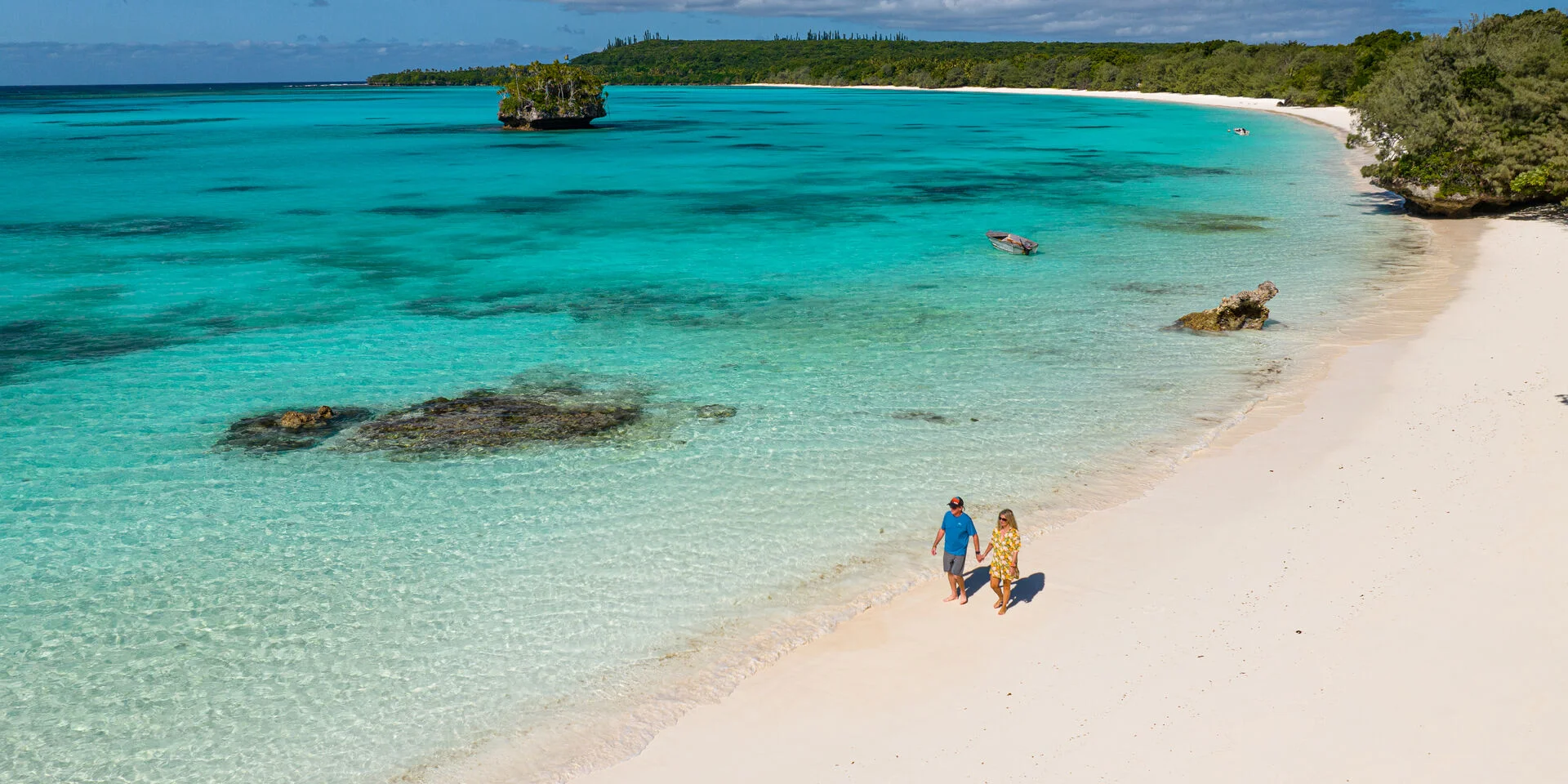 Balade en couple sur la plage de Luengoni, Lifou