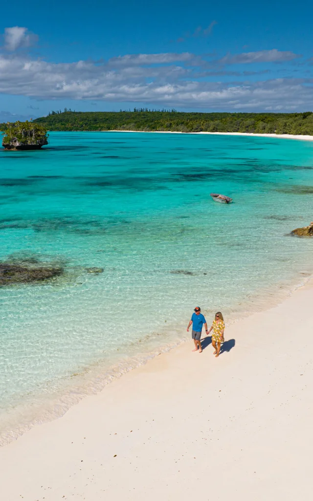 Balade en couple sur la plage de Luengoni, Lifou