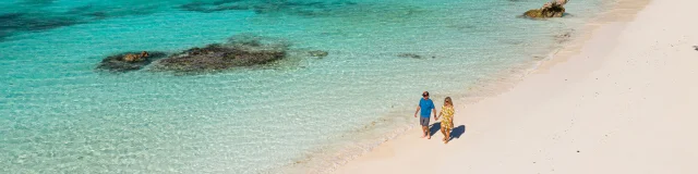 Balade en couple sur la plage de Luengoni, Lifou