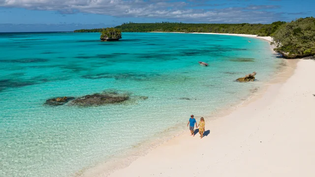 Balade en couple sur la plage de Luengoni, Lifou