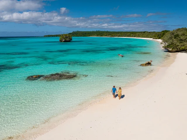 Balade en couple sur la plage de Luengoni, Lifou