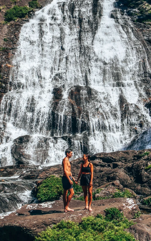 Couple at the Tao waterfall, Hienghène