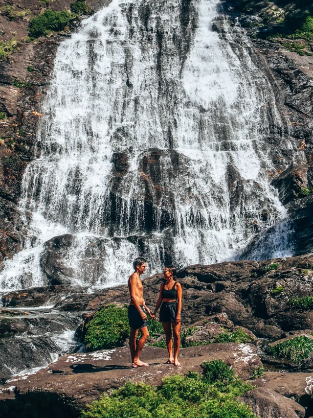 Couple at the Tao waterfall, Hienghène