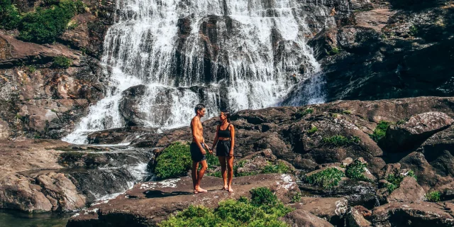 Couple at the Tao waterfall, Hienghène
