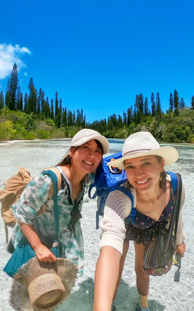イル・デ・パン島のオロ天然プールにいる日本人女性たち