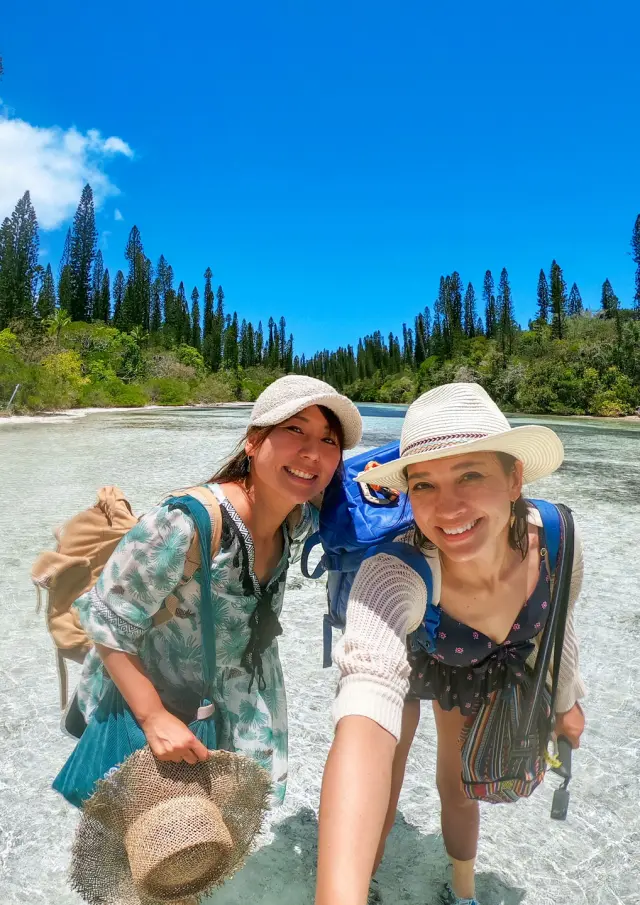 イル・デ・パン島のオロ天然プールにいる日本人女性たち