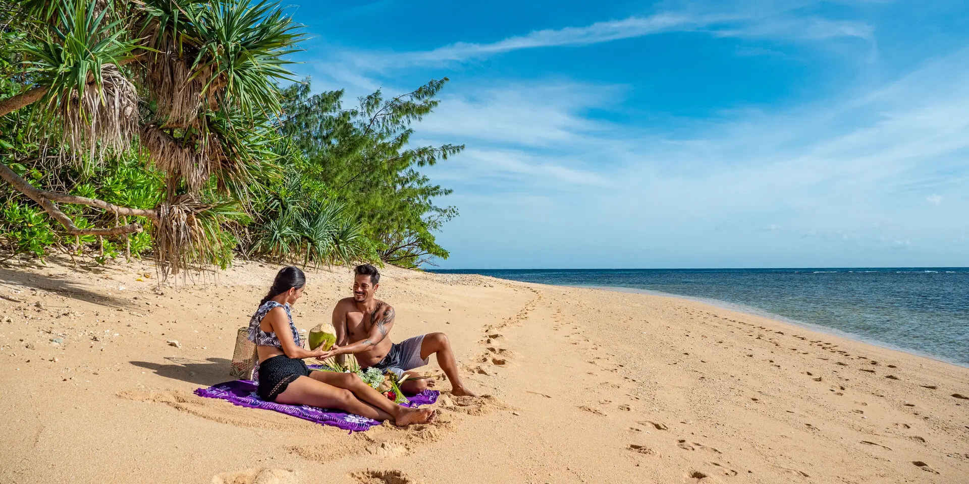 Couple sur la plage de l'îlot Bweredi à Thio
