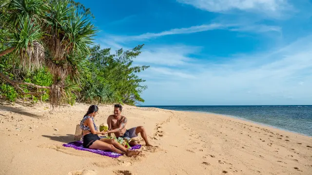 Couple sur la plage de l'îlot Bweredi à Thio