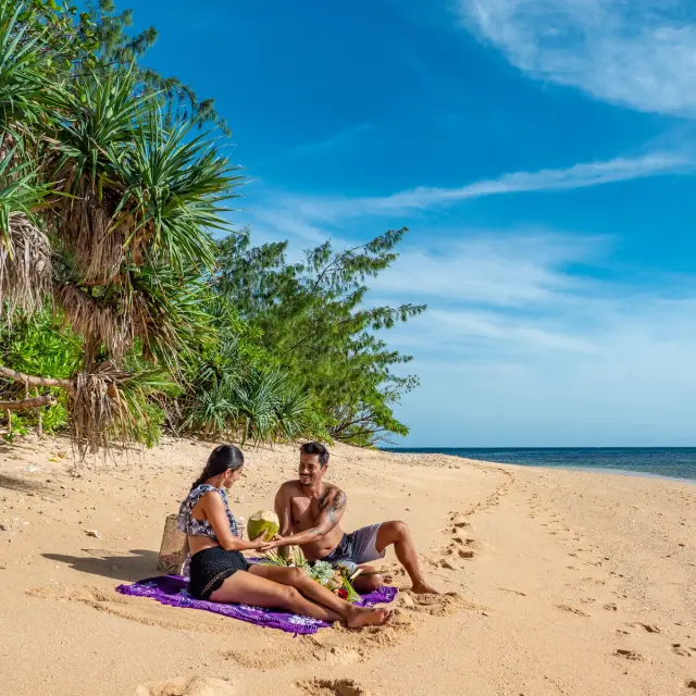 Couple sur la plage de l'îlot Bweredi à Thio