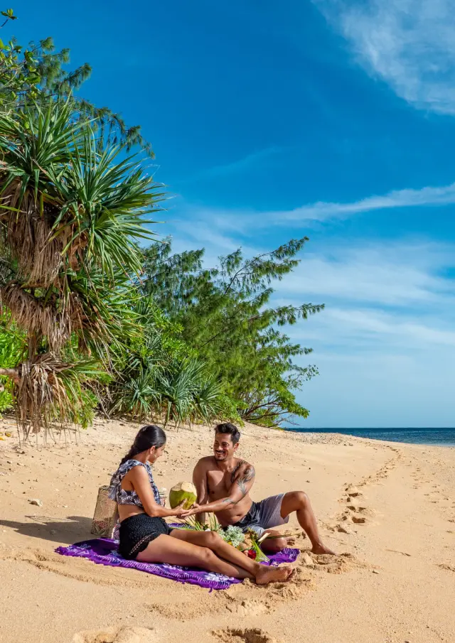 Couple sur la plage de l'îlot Bweredi à Thio