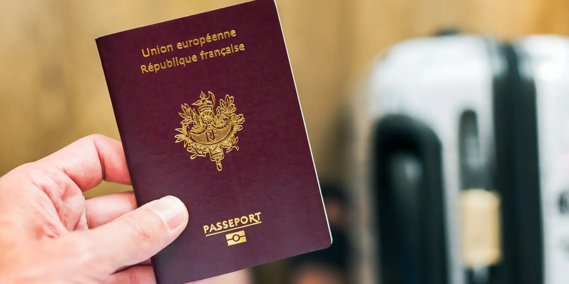 Passeport français ouvert montrant la page d'identité avec l'emblème de l'UE et la mention République française