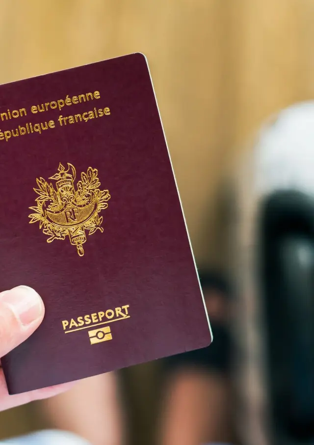 Passeport français ouvert montrant la page d'identité avec l'emblème de l'UE et la mention République française