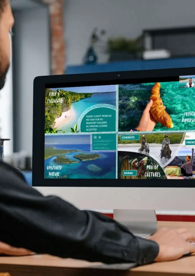 Un participant assiste à un webinaire sur la Nouvelle-Calédonie devant un écran affichant une présentation et des visuels de la destination.