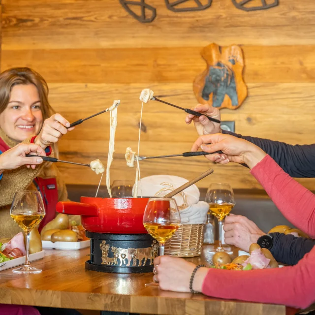 Fondue en el restaurante L'Ourson