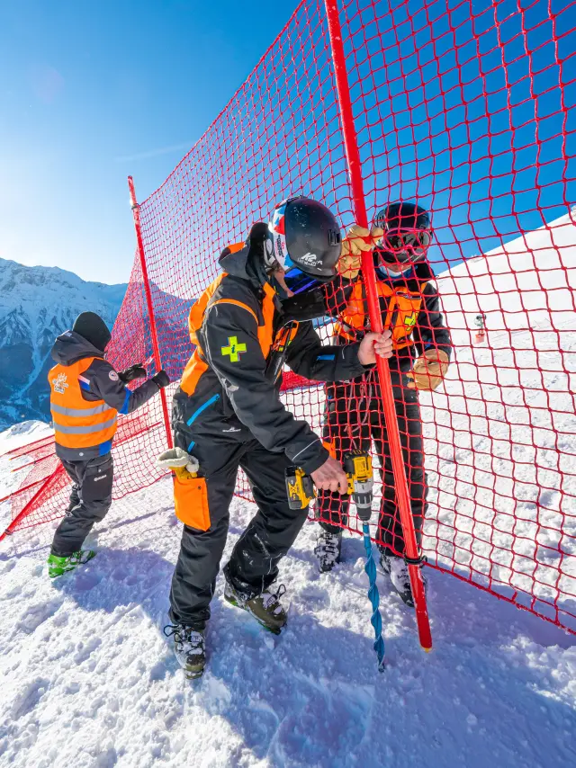 Pose de filets par les pisteurs-secouristes