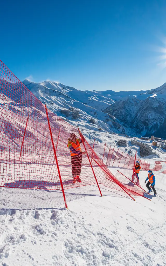 Pose de filets par les pisteurs-secouristes