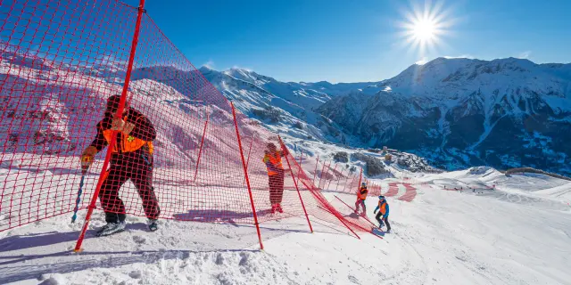 Pose de filets par les pisteurs-secouristes