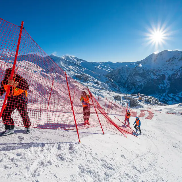 Pose de filets par les pisteurs-secouristes