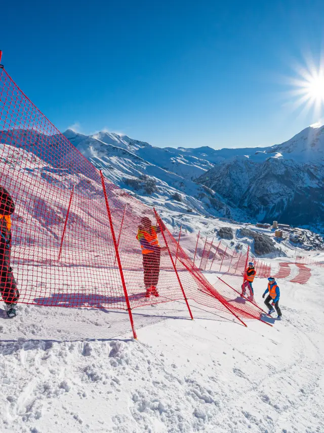 Pose de filets par les pisteurs-secouristes