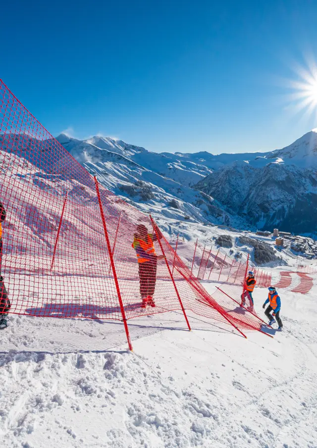 Pose de filets par les pisteurs-secouristes