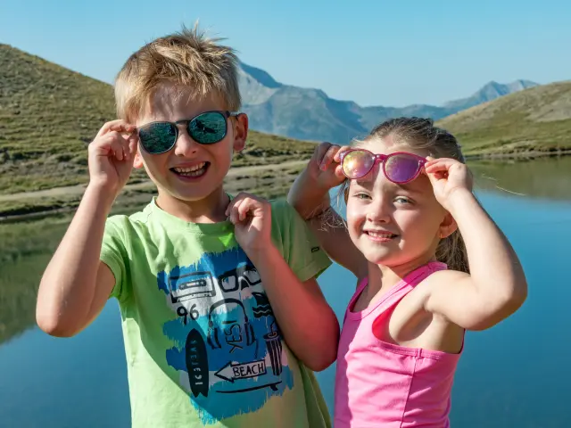 Enfants avec lunettes de soleil