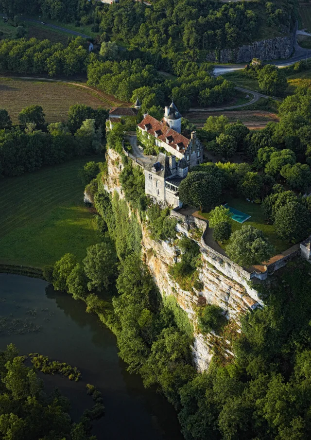 Château de Belcastel au dessus de la Dordogne à Lacave, Lot. #ValleeDeLaDordogne, l'étonnant voyage !