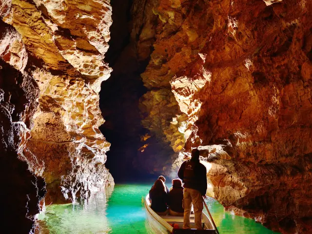 Visiteurs dans une barque sur la Rivière souterraine de Padirac.
